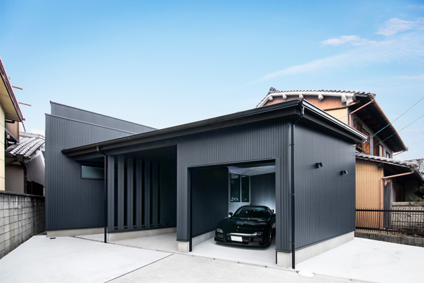 100坪の真っ黒な平家のガレージハウス コンフォート建築設計工房株式会社
